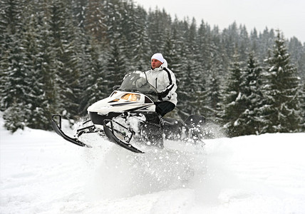 一个骑雪地摩托的人图片