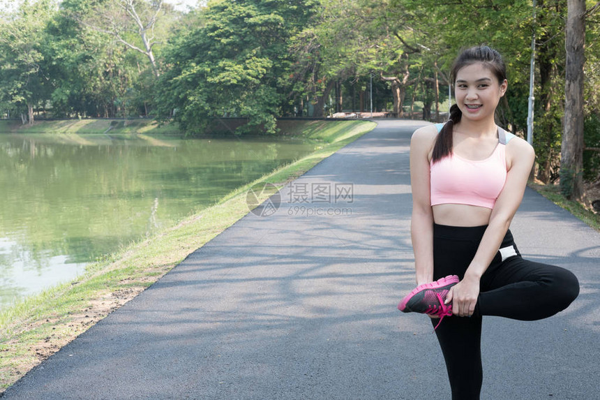 女运动健身运动员赛跑者准备在春季或夏季在森林小径上户外慢跑健康的亚洲年轻女在热带公园跑步前图片