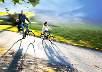 男人和年轻女孩一起骑自行车秋天图片