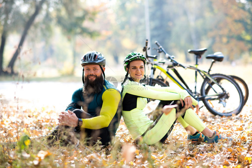两个骑自行车的人坐在自图片