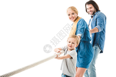 幸福的家庭拉绳子拉着绳子玩着在白图片
