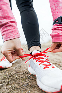 女跑者系运动鞋步行或跑腿秋天冒背景图片