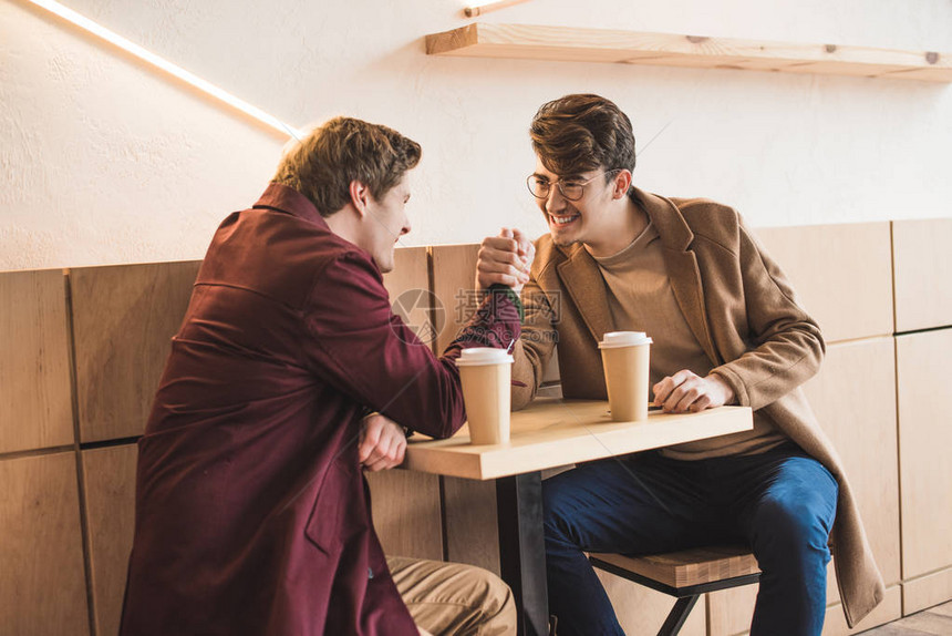 青年男子在咖啡馆坐图片