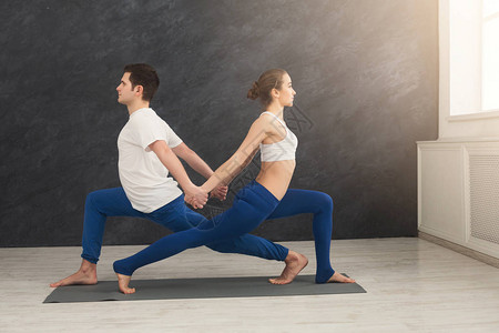 男女双方以平衡的姿势训练瑜伽图片