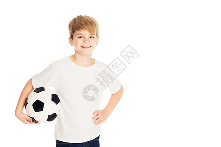 带着足球的笑可爱男孩看着在白色上图片