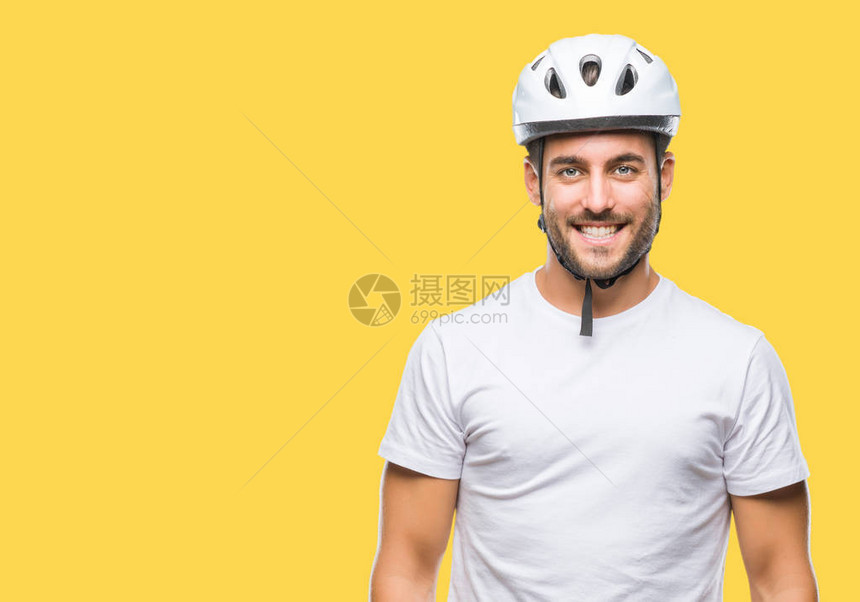 英俊的年轻人穿着骑自行车的安全头盔图片