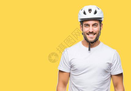 英俊的年轻人穿着骑自行车的安全头盔图片