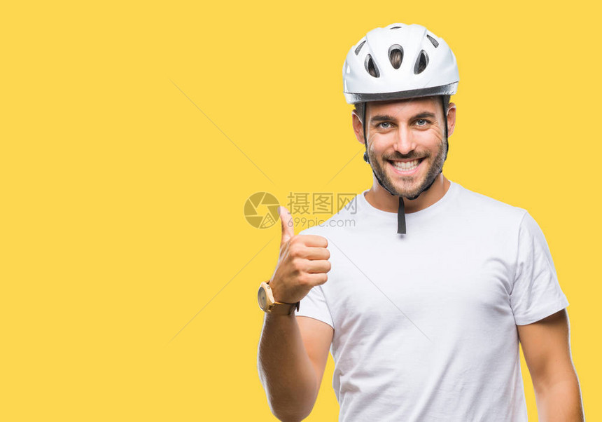 年轻英俊的男子戴着自行车安全头盔图片