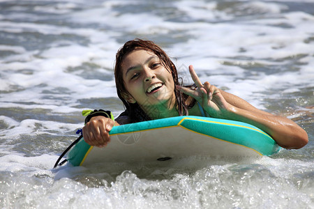 年轻女孩在海中冲浪印图片