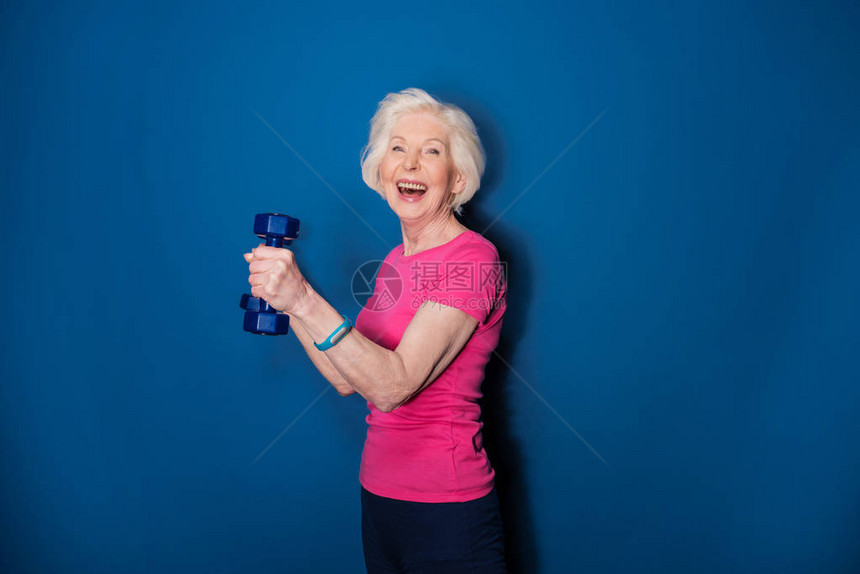 快乐的老年健身妇女培训与蓝图片