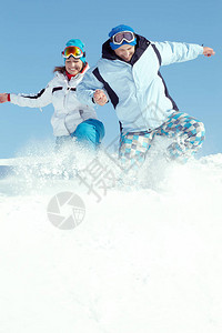在雪上跳雪的滑雪西装中快图片