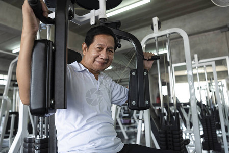 亚洲老人在健身房里举起哑铃老年健康的生图片