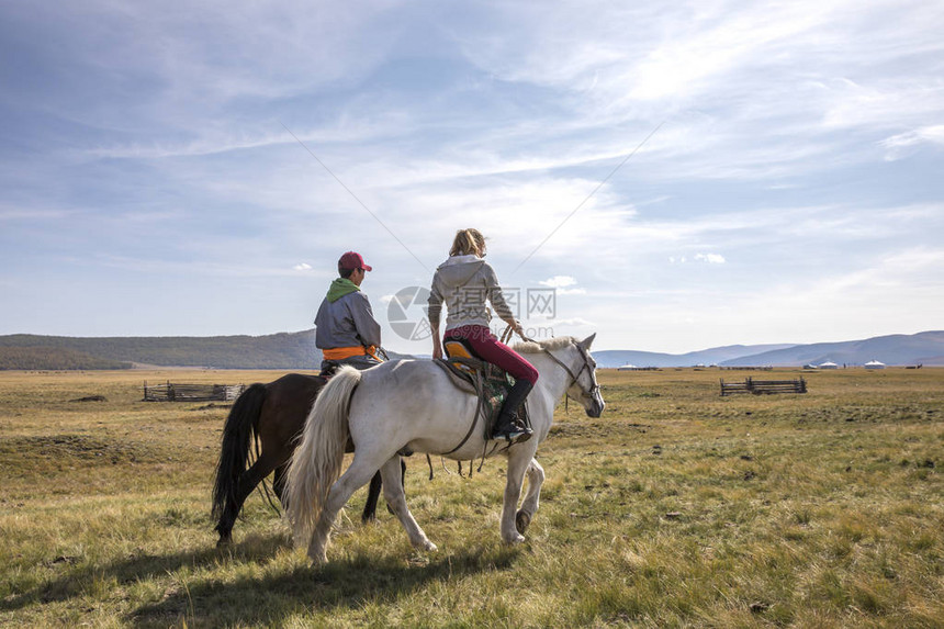 在蒙古北部风景中骑图片
