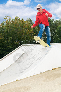 在滑板公园玩滑板的酷奶背景图片