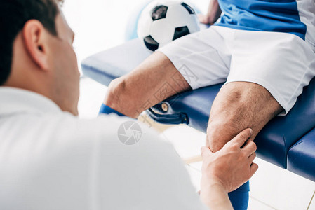 医院里足球运动员腿部骨折的物理治图片