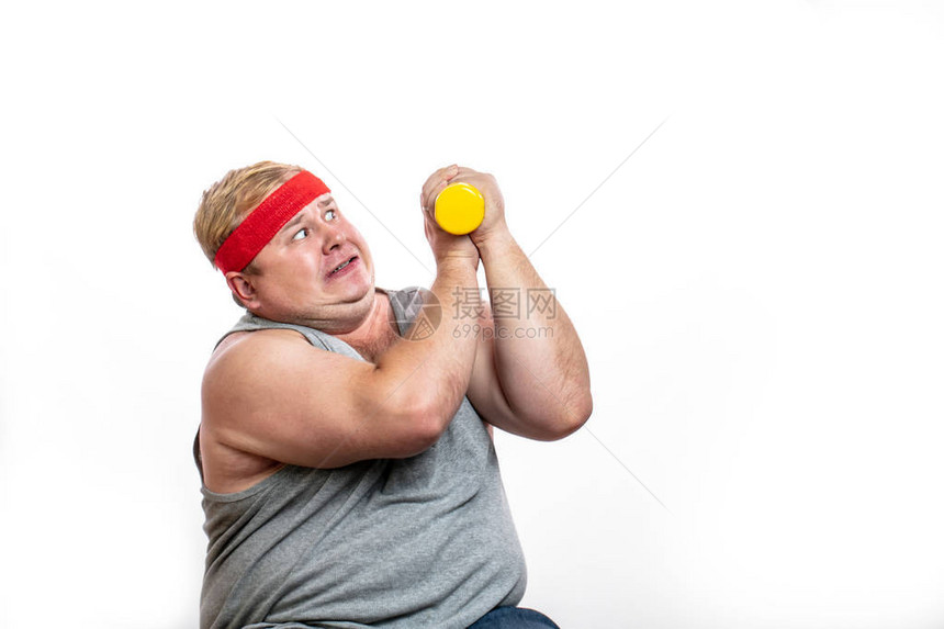 具有讽刺意味的肥胖男子的滑稽照片显示肌肉和力量图片