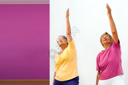 两名老年妇女在健身房做有图片