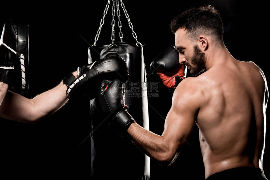 帅的拳击手和男人打架打在黑色图片