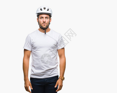 英俊的年轻人穿着骑车安全头盔图片