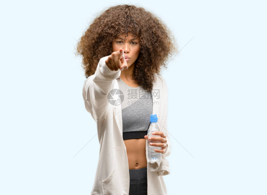 非洲裔美国健身女拿着水瓶图片