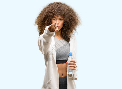 非洲裔美国健身女拿着水瓶图片