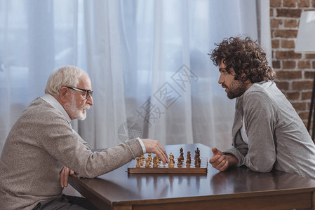 成年儿子和年长父亲在家图片
