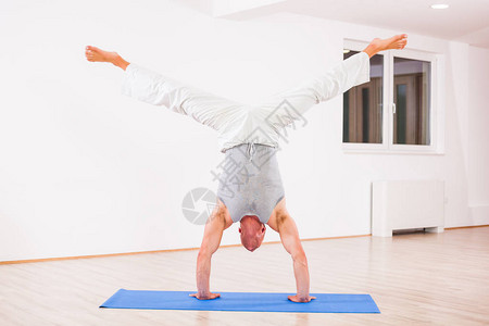 成人男子练瑜伽伏克萨图片