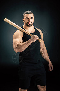 英俊运动健壮男子的肖像与棒球图片