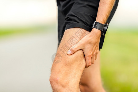 跑步者在夏季户外跑步训练时腿部和肌肉疼痛图片