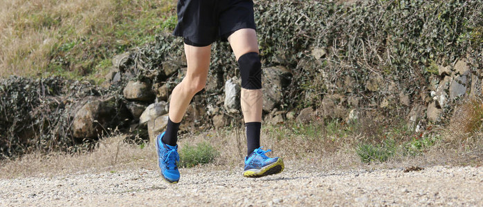 运动训练期间跑步膝盖套在图片