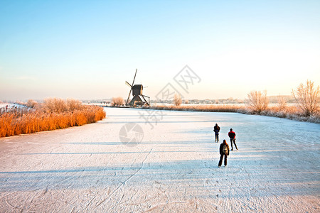 在荷兰小孩堤防滑冰图片