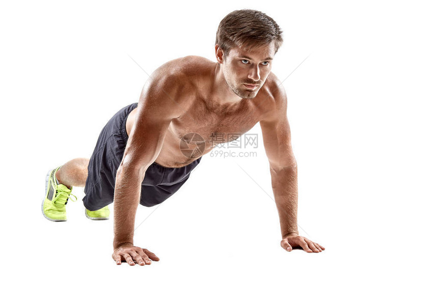 将健身壮男子推到健身地板上做俯卧撑体重运动Athlete在室内进行胸肌肉强度训练水图片