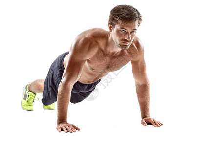 将健身壮男子推到健身地板上做俯卧撑体重运动Athlete在室内进行胸肌肉强度训练水背景图片