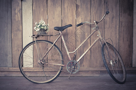 停在木墙上的旧自行车复古风格图片