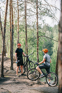 两名戴着头盔的男极限自行车手图片