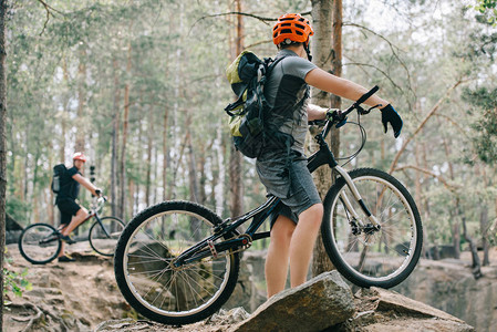 在山上骑自行车的男极端骑自行车者与森林中的b图片