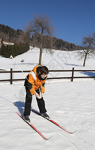 冬季在山上滑雪时首次与跨国滑图片