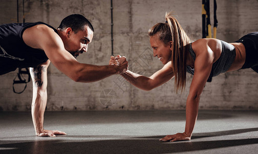 年轻肌肉夫妇在交叉健身锻炼图片
