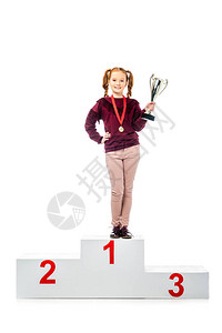 带着奖牌的微笑女学生站在获胜者的领奖台上图片