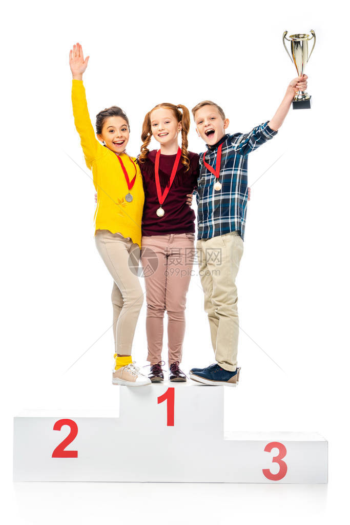 带着奖牌和奖杯的快乐孩子站在胜利者节日上大喊叫图片