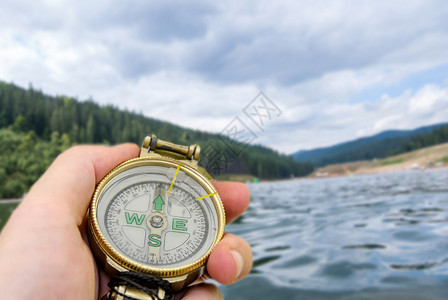 指南针在手反对湖图片