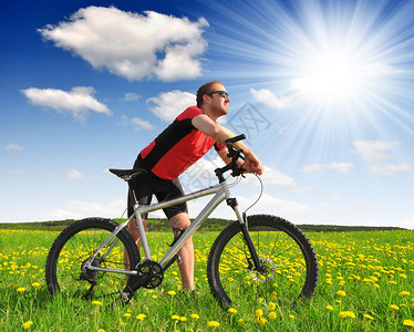 骑着山上自行车的在高清图片