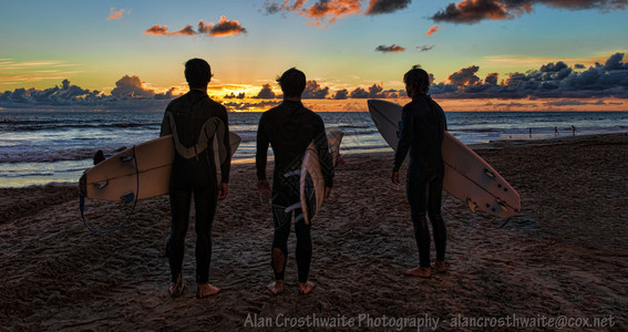 三个冲浪者欣赏南加州太平洋日落图像拍摄在加利福尼亚州海滨附图片