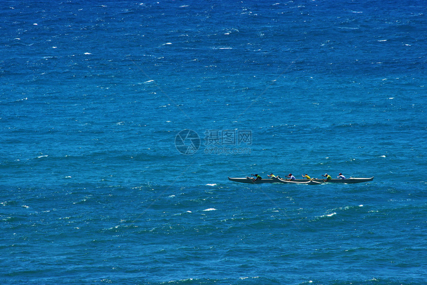 海浪上的支腿独木舟夏威夷群岛图片