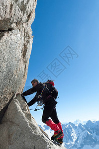 在霞慕尼攀登法国勃朗峰南针峰石墙上的登山者右侧大复制空间概念背景图片
