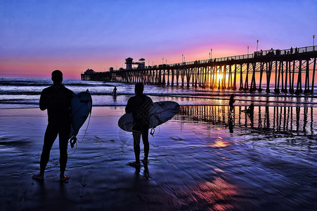 加利福尼亚州海边日落时的冲浪者仰慕太阳从旧图片