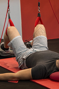 男子用悬吊运动训练系统进行图片