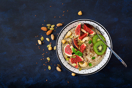 美味健康的燕麦片配无花果坚果猕猴桃和种子健康的早餐健身食品图片
