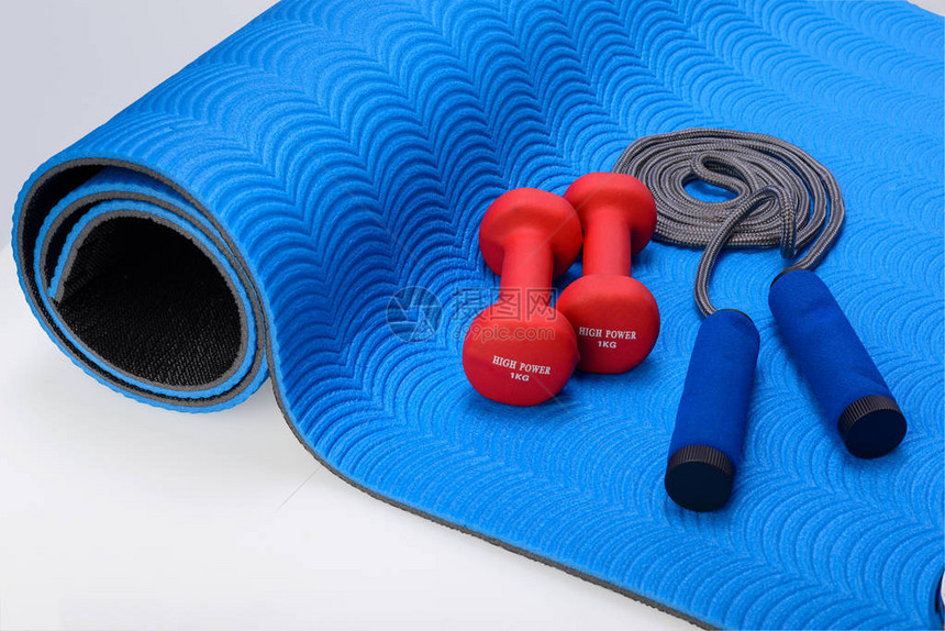 蓝调训练垫上的体育健身配件图片