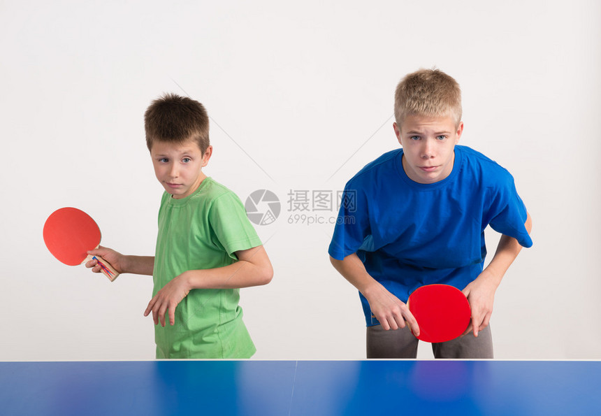 打乒乓球的两个男孩图片